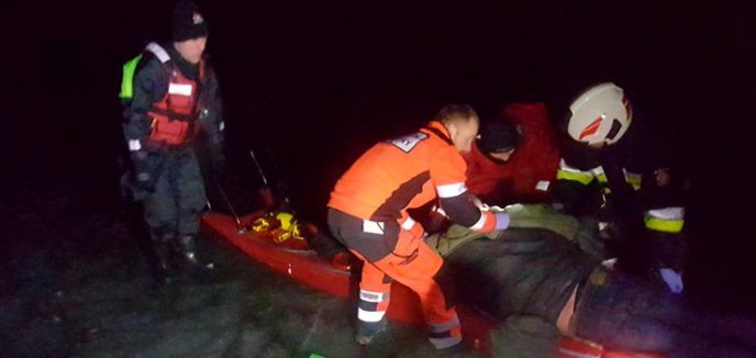 Nocna akcja ratunkowa na jeziorze barlineckim.